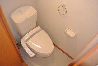 レオパレスKATSURAGIのシャワー付きトイレ