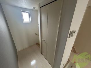 クローシェ泉中央の丈の長い服も掛けることができるクローゼットです。