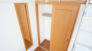 レオパレスレグルスの広々としたクローゼットで収納力抜群です。