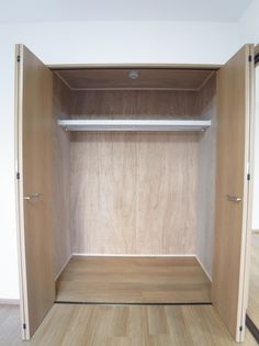 シャトレー新井の東側洋室クローゼット