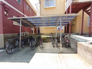 ウェブルームアルファの屋根付き駐輪場