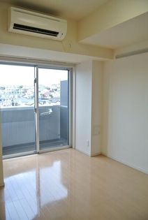 グランヴァンタクティス横濱の居間です