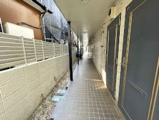 シンセイ2号棟の明るい廊下