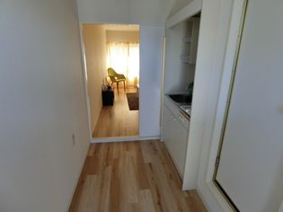 コーポウィスタリアIIの玄関から居室を見たところ