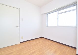 ロイヤルコーポ西明石の洋室