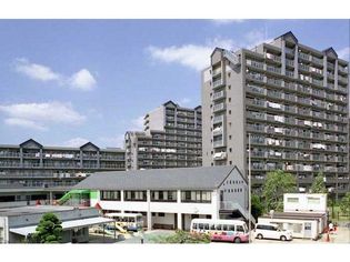 UR茨木学園町の隣接する幼稚園越しに建ち並ぶ住棟。小・中学校も近く、保育所も