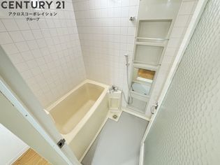 コナビレッジのシンプルな浴室