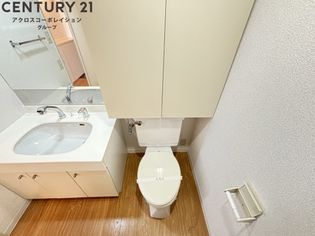 コナビレッジの洗面室にトイレがあります