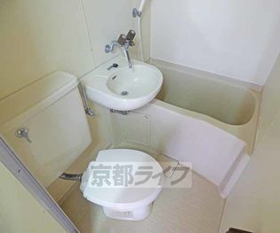 メゾン紫野のバスです。