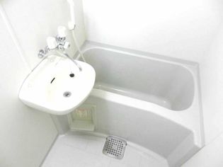 レオパレスアルミックの清潔感のあるお風呂。