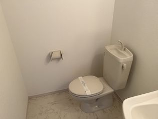アトラスカーロ弐番館のトイレットペーパーや小物を置くスペースも確保できます!