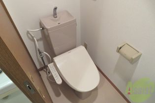 DNKMSAパートIビルのシンプルなトイレは清潔感があり、居心地の良い空間ですね。