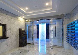 ガーラ・シティ王子の◆カメラ付オートロックシステム搭載のエントランスロビー◆