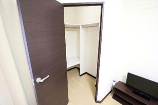 レオネクストイン園部のウォークインクローゼットにより女性の方でも収納が安心!