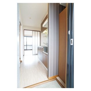 サンクレストの玄関から続くキッチンスペース