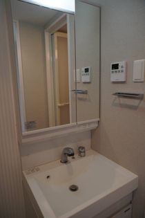 オーキッドレジデンス新大阪の明るい洗面所です