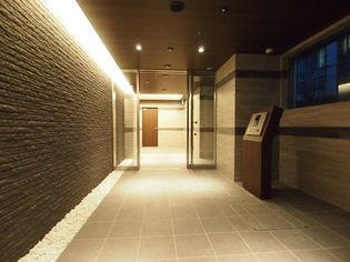 ポルトボヌール渋谷桜丘のホテルの雰囲気を演出した重厚感あるエントランスロビー