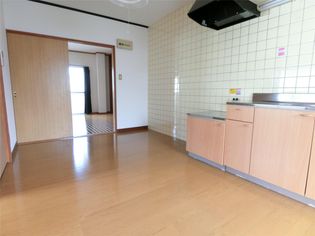 Kコート大学前のテーブルや棚などを置いてもゆったりと過ごせるダイニングキッチ