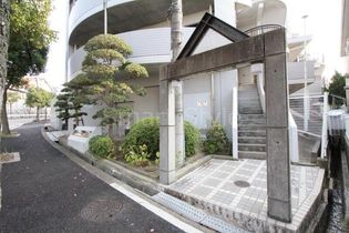 ガーデンハイツ桃山台弐番館のおしゃれなエントランスですね