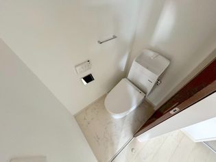 Le Grand Lotusの綺麗なトイレにはウォシュレット標準装備です。