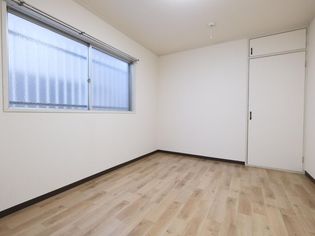 南野マンションの収納スペース付の洋室です