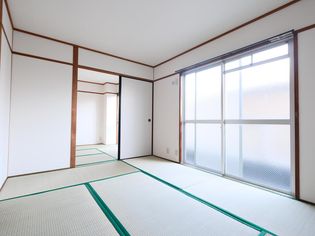 南野マンションの和室は両部屋バルコニー側で明るい印象です