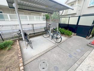 カンタービレの敷地内にある駐輪場。雨の日にはうれしい屋根つきです。