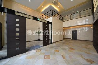 カスタリア堺筋本町の清潔なロビーです