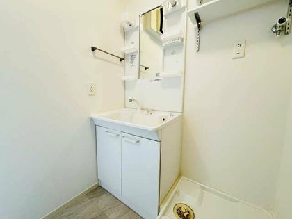 カブキのシャワー付洗面台です