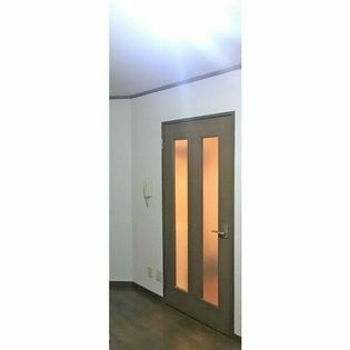 第一中央ビルディングのカーテンレールは2本で若干ワイドタイプのサッシ