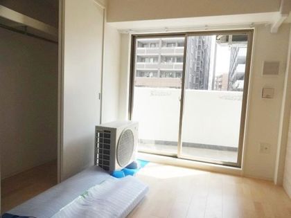 セレニテ新大阪カルムの窓からの光がいい感じです。