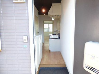 ウイングコートの黒色のお洒落なアクセントとスポットライトがお洒落