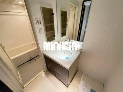 セノアタワー泉の大きな鏡の洗面台