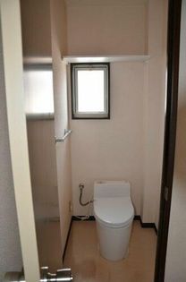 レーベンハイムの水洗トイレ。(W90×D30×H55)cmの収納棚あり。