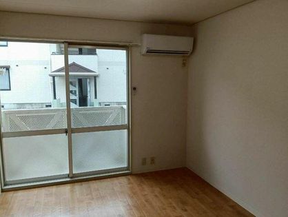 シャトー本町の大きな窓のあるリビング