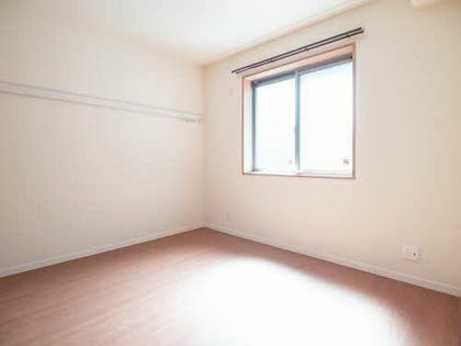 シャーメゾングレイスの納戸に窓あり、換気がしやすい環境です。