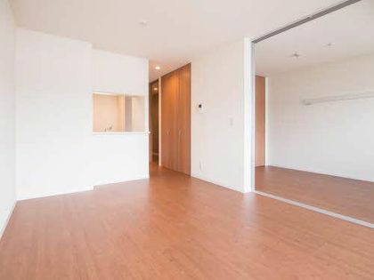 シャーメゾングレイスのLDKと洋室はスライディングスクリーンで区切られています。