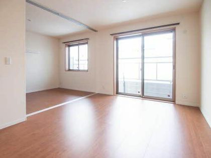 シャーメゾングレイスのLDKと洋室はスライディングスクリーンで区切られています。