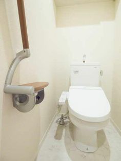 シャーメゾングレイスのトイレは白を基調としており、手すりもございます。