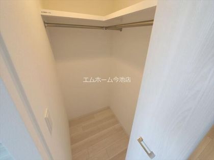 エスリード栄エステージのウォークインクローゼット(収納スペース充実しています)