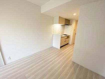 コンフォリア新大阪宮原Qの白を基調にした明るいお部屋です。