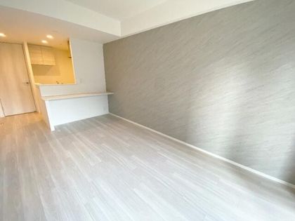 コンフォリア新大阪宮原Qの白を基調にした明るいお部屋です