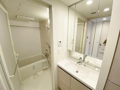 コンフォリア新大阪宮原Qの独立洗面台で朝の身だしなみもバッチリ♪