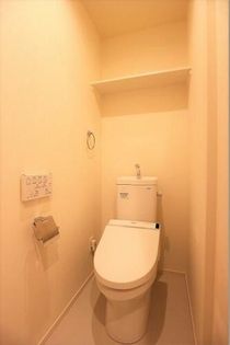 キャトルセゾン中井の温水洗浄便座付きです。