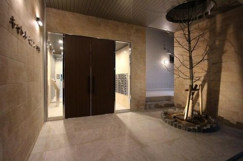 オシャレなエントランスは築の浅いマンションの醍醐味です。