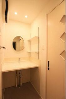 キャトルセゾン中井の可愛らしく女性受けも良い化粧台です。