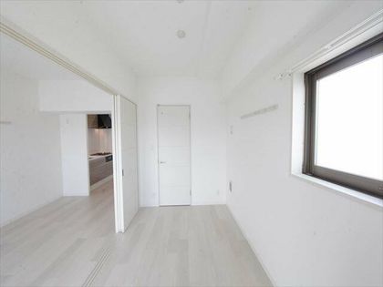 オークスクエア吹上の洋室5.7帖 収納充実 窓付(換気良好)