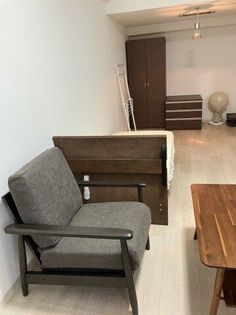 ソファ、テーブル、ワードローブ、タンス