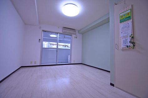 アビーロードのリビング:同間取りの別室写真です。アクセントクロスの色等は部屋ごとに異なります。現況優先