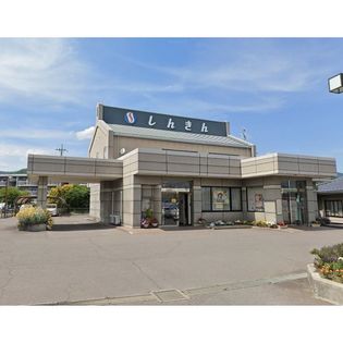 銀行「上田信用金庫川西支店まで902m」